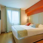 セブン アーバン スイーツ サントル ホテル 4*