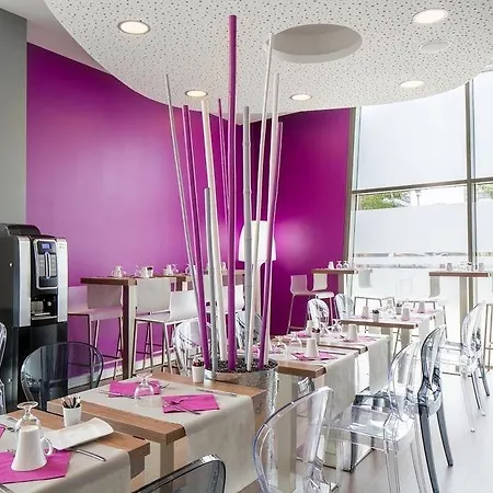 Seven Urban Centre Hotell 4*