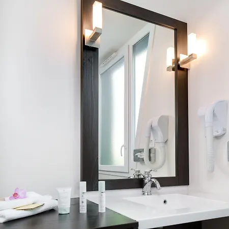 Hotel Seven Urban Centre